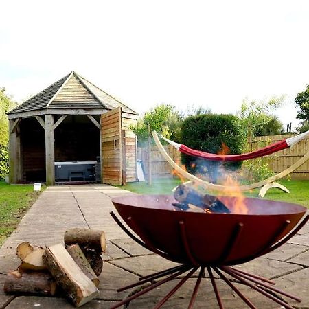 Romantic Retreat - Luxury Shepherds Hut + Hot Tub! 캠본 외부 사진