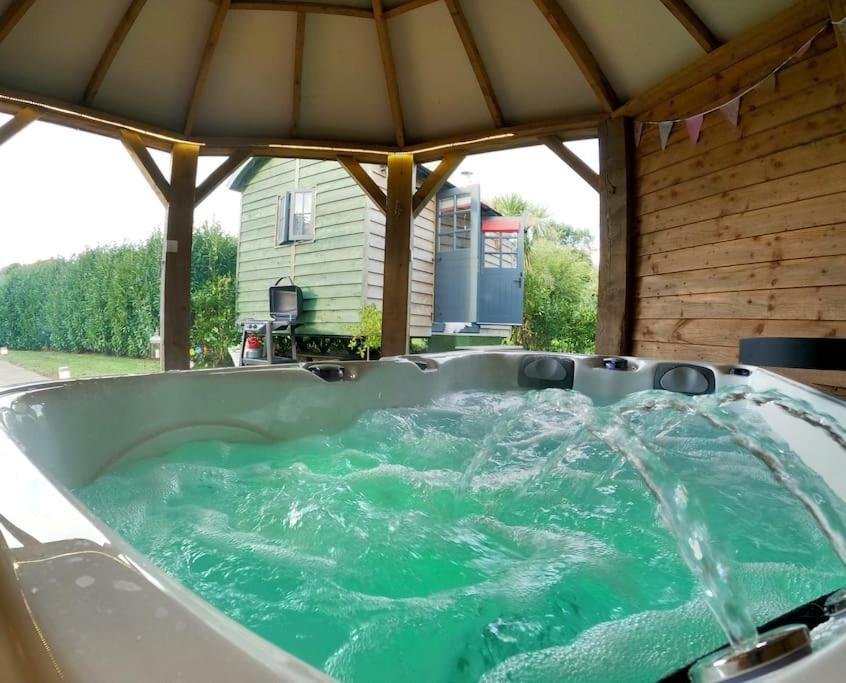 Romantic Retreat - Luxury Shepherds Hut + Hot Tub! 캠본 외부 사진
