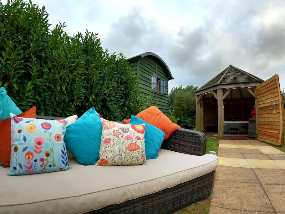 Romantic Retreat - Luxury Shepherds Hut + Hot Tub! 캠본 외부 사진