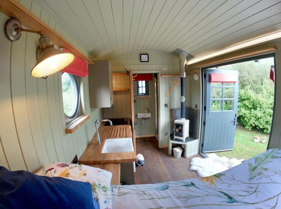Romantic Retreat - Luxury Shepherds Hut + Hot Tub! 캠본 외부 사진