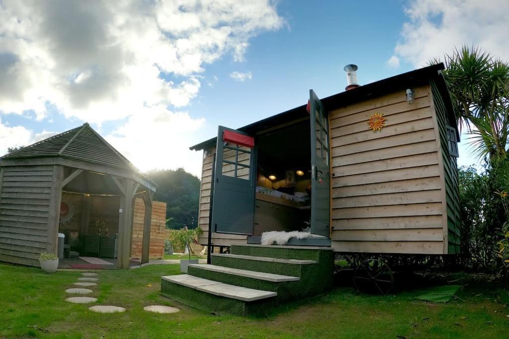 Romantic Retreat - Luxury Shepherds Hut + Hot Tub! 캠본 외부 사진