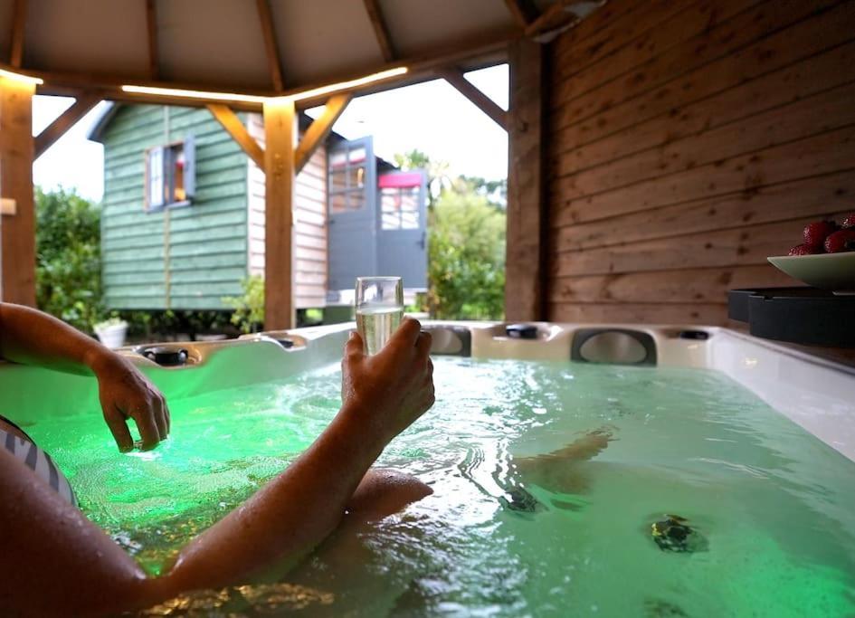 Romantic Retreat - Luxury Shepherds Hut + Hot Tub! 캠본 외부 사진
