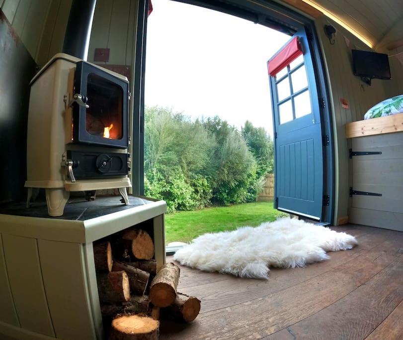 Romantic Retreat - Luxury Shepherds Hut + Hot Tub! 캠본 외부 사진