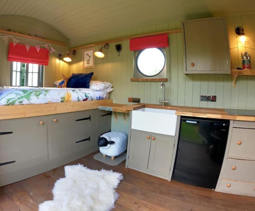 Romantic Retreat - Luxury Shepherds Hut + Hot Tub! 캠본 외부 사진