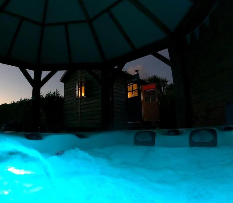 Romantic Retreat - Luxury Shepherds Hut + Hot Tub! 캠본 외부 사진