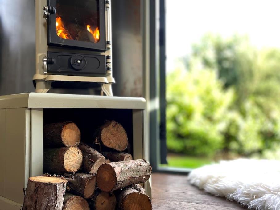 Romantic Retreat - Luxury Shepherds Hut + Hot Tub! 캠본 외부 사진