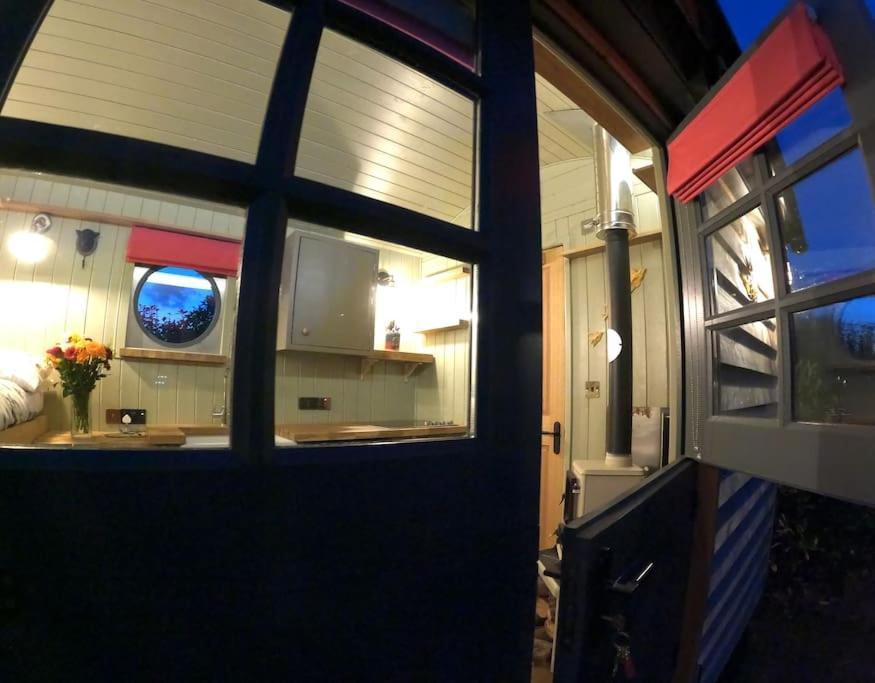 Romantic Retreat - Luxury Shepherds Hut + Hot Tub! 캠본 외부 사진