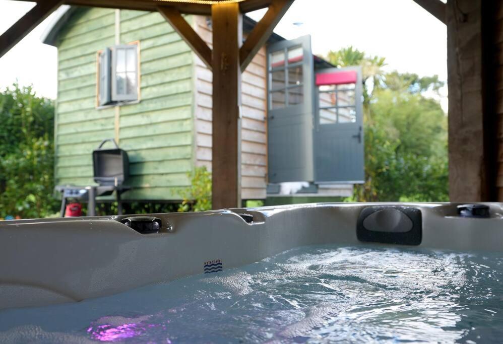 Romantic Retreat - Luxury Shepherds Hut + Hot Tub! 캠본 외부 사진