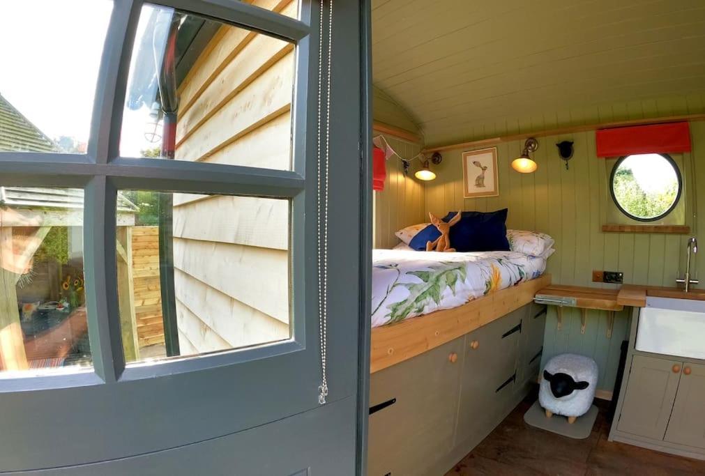 Romantic Retreat - Luxury Shepherds Hut + Hot Tub! 캠본 외부 사진