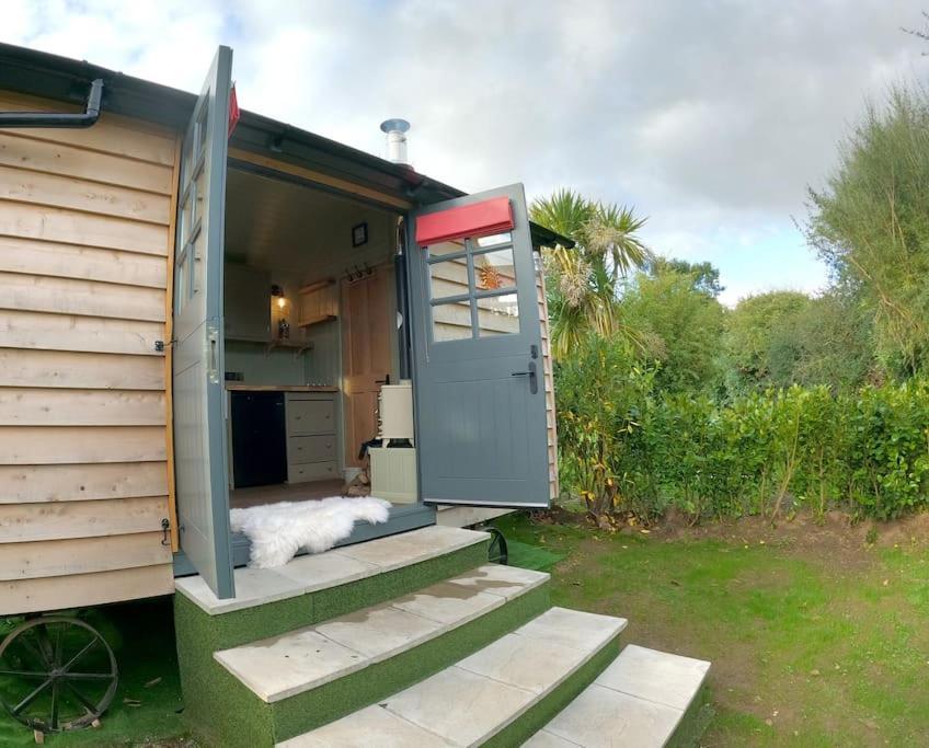 Romantic Retreat - Luxury Shepherds Hut + Hot Tub! 캠본 외부 사진