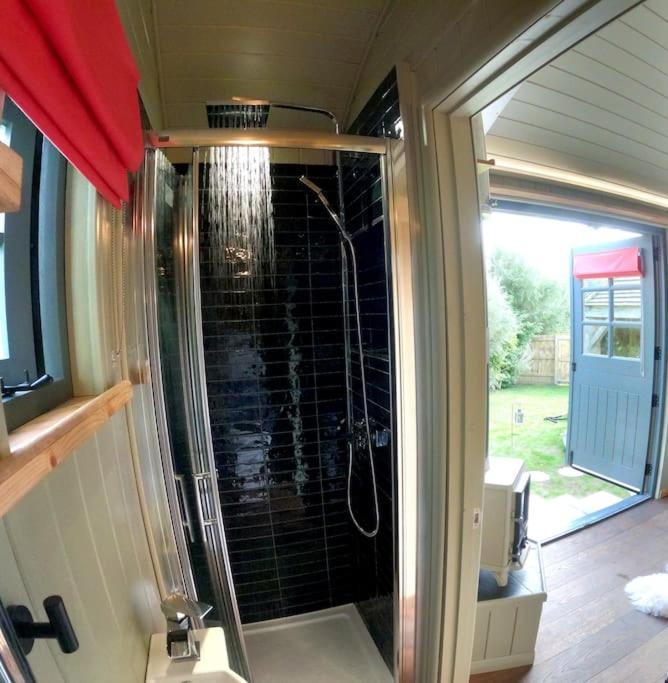 Romantic Retreat - Luxury Shepherds Hut + Hot Tub! 캠본 외부 사진