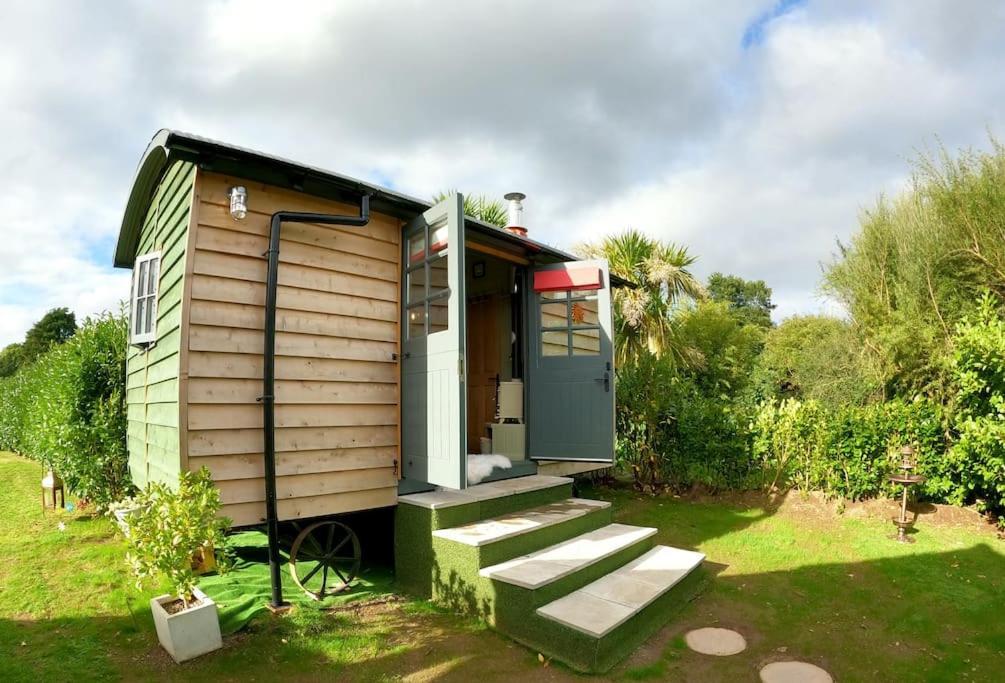 Romantic Retreat - Luxury Shepherds Hut + Hot Tub! 캠본 외부 사진