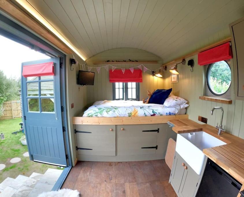 Romantic Retreat - Luxury Shepherds Hut + Hot Tub! 캠본 외부 사진