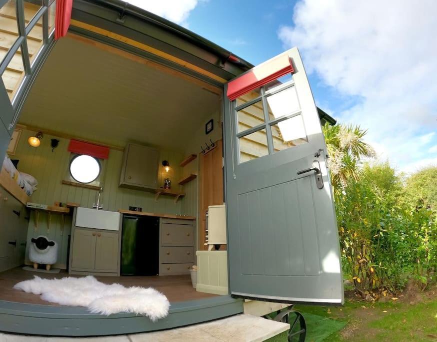Romantic Retreat - Luxury Shepherds Hut + Hot Tub! 캠본 외부 사진