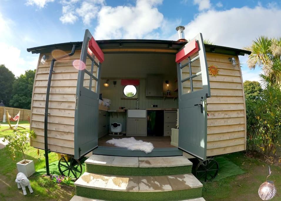 Romantic Retreat - Luxury Shepherds Hut + Hot Tub! 캠본 외부 사진